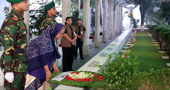 শেখ রাসেলের সমাধিতে প্রধানমন্ত্রীর শ্রদ্ধা নিবেদন