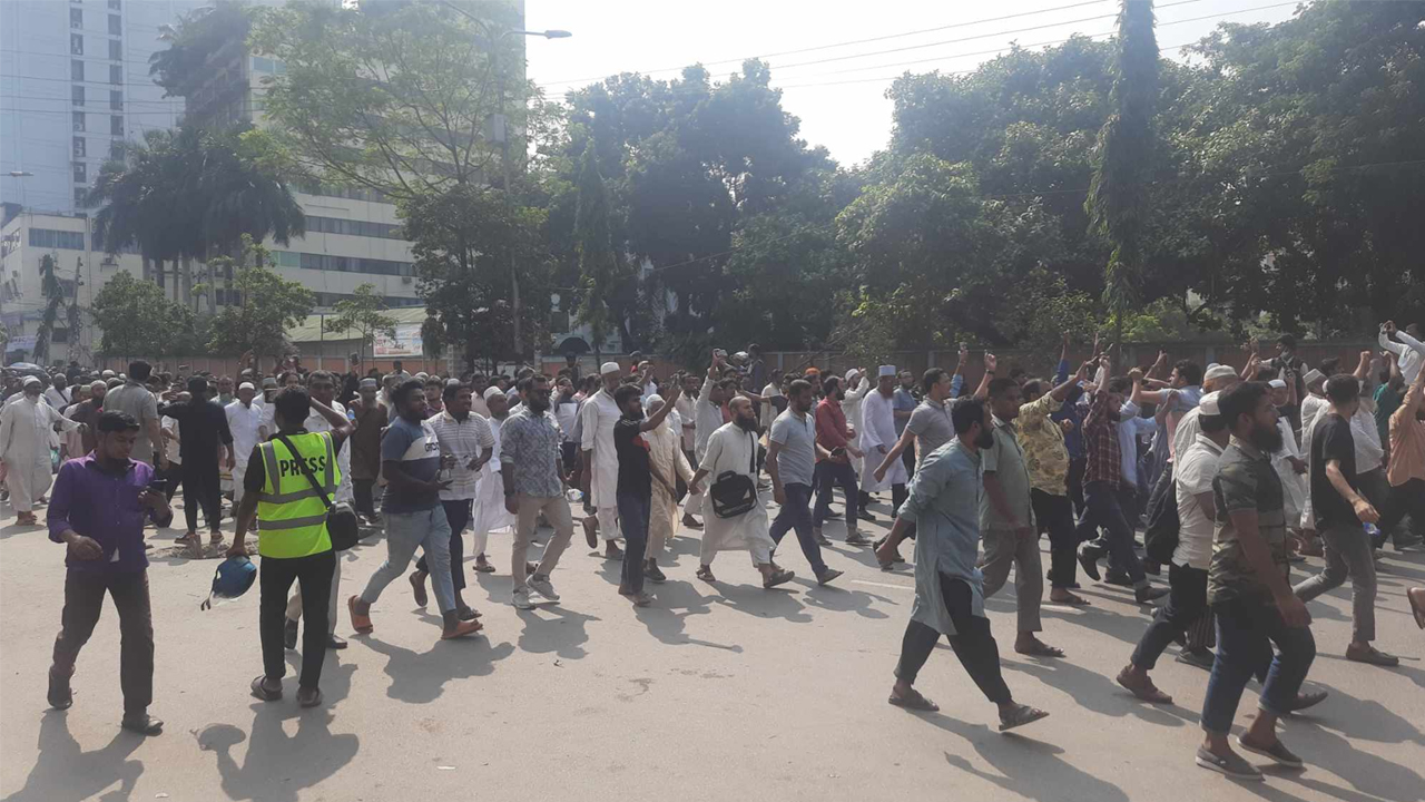 ঢাকার সড়ক থেকে গণপরিবহন উধাও, চরম ভোগান্তিতে নগরবাসী