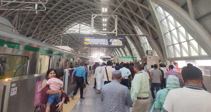 আনন্দিত, উচ্ছ্বসিত মেট্রোরেলের যাত্রীরা