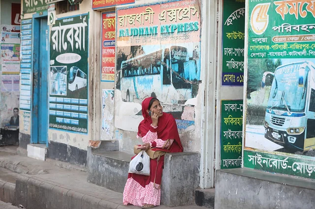 অসুস্থ স্বজনদের দেখাসহ জরুরি প্রয়োজনে বেরিয়ে বিপাকে কিছু যাত্রী