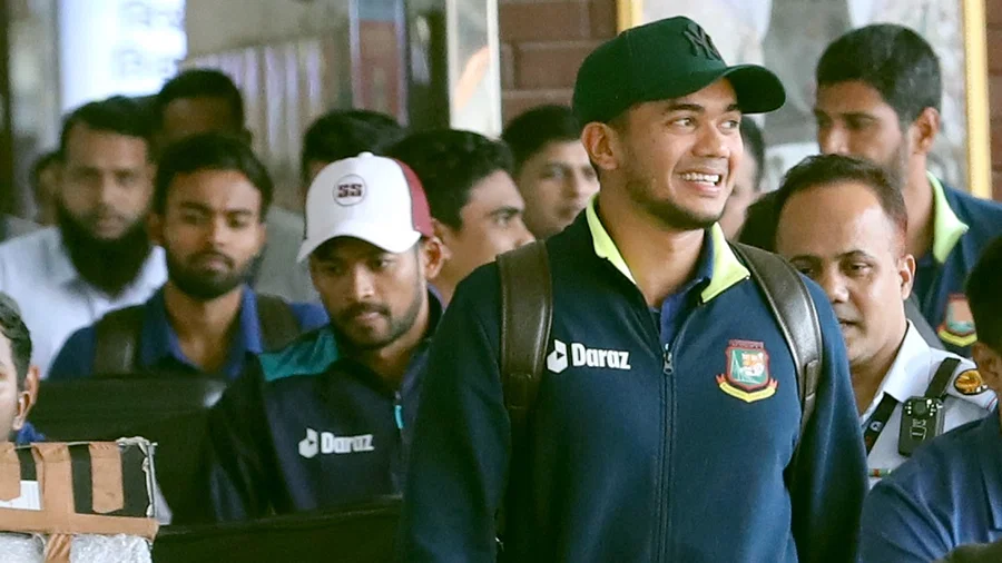 দেশে ফিরেছে বাংলাদেশ দল, কোচদের মধ্যে এসেছেন শুধু হাথুরুসিংহে