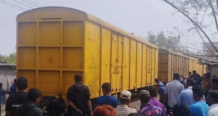 বগি লাইনচ্যুত : উত্তরবঙ্গের সঙ্গে রেল যোগাযোগ বন্ধ