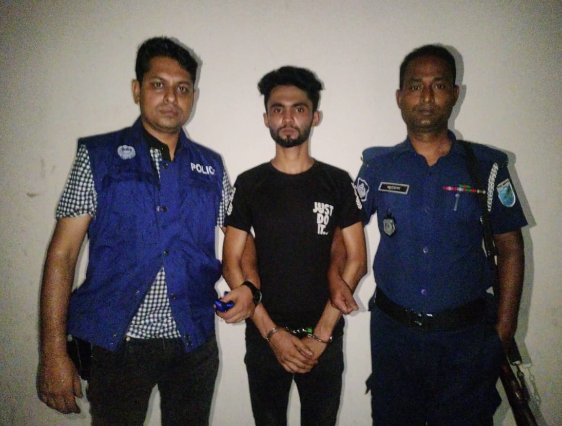 আশুলিয়ায় ভুয়া ডিবি পুলিশ পরিচয় দানকারীকে আটক করেছে আশুলিয়া থানা পুলিশ