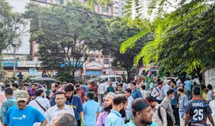 ধানমণ্ডি ৩২ নম্বরে অবস্থান করছে ছাত্র-জনতা