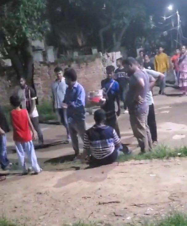 সরকার পরিবর্তনের ফলে কলাবাগান ১৭নং ওয়ার্ডে ময়লার টাকা ভাগাভাগি নিয়ে দু গ্রুপের সংঘর্ষ