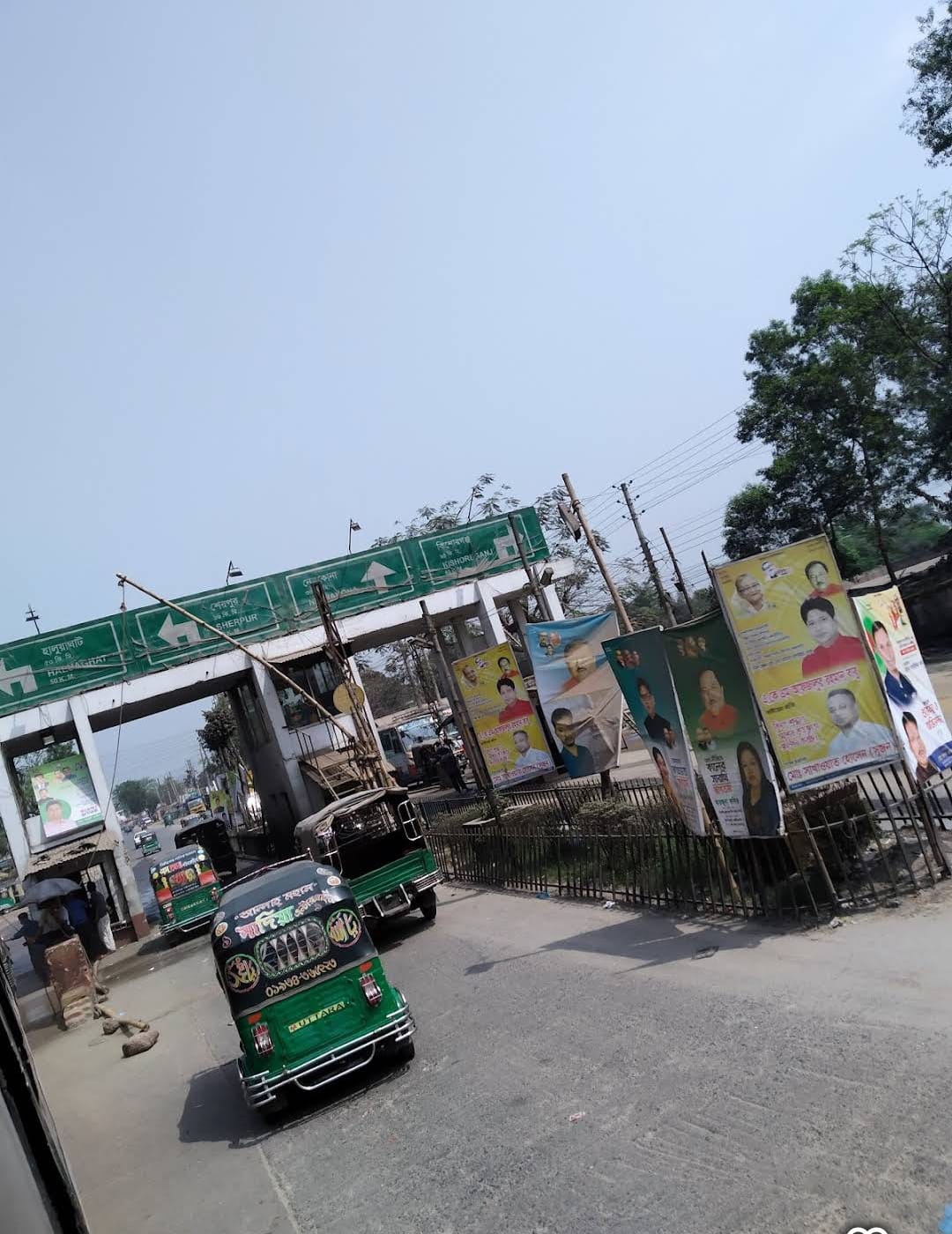 ময়মনসিংহের ব্রহ্মপুত্র নদের ওপর নির্মিত বাংলাদেশ-চীন মৈত্রী সেতু (শম্ভুগঞ্জ সেতু) টোল আদায় বন্ধ হওয়ায় স্বস্তি চালকসহ স্থানীয়রা