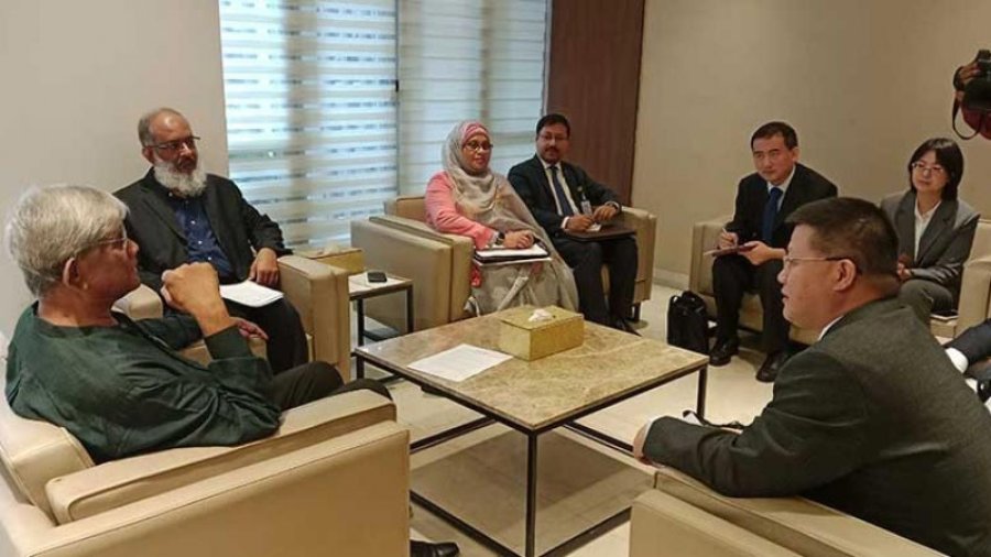 চীনকে ঋণের সুদ কমাতে বললেন অর্থ উপদেষ্টা