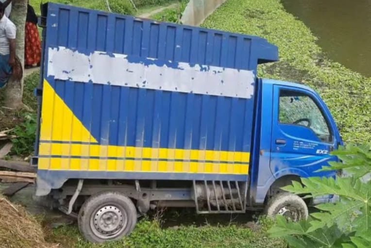 শেরপুরে পিকআপ ভ্যানের চাপায় দুই সন্তানের জননীর মৃত্যু,শিশুসহ আহত ২