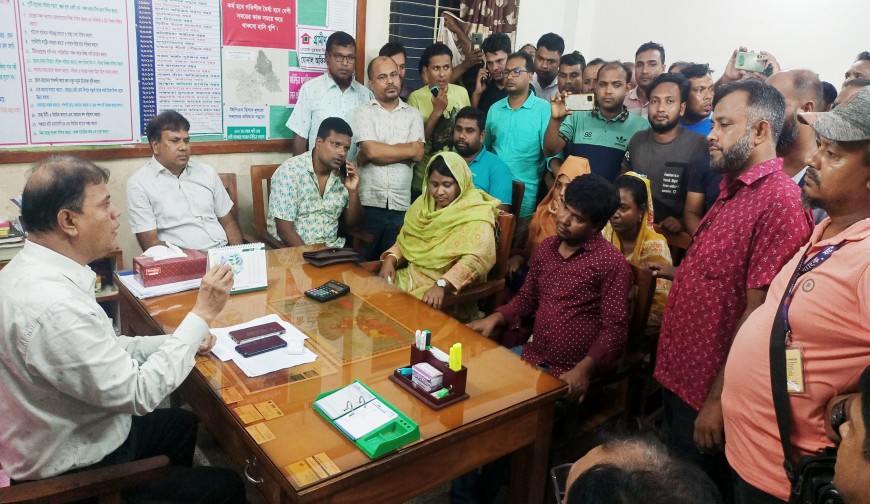 ড. ইউনুসকে গ্রামীণ ব্যাংকের চেয়ারম্যান হিসেবে পুনর্বহালের দাবিতে যশোরে বিক্ষোভ