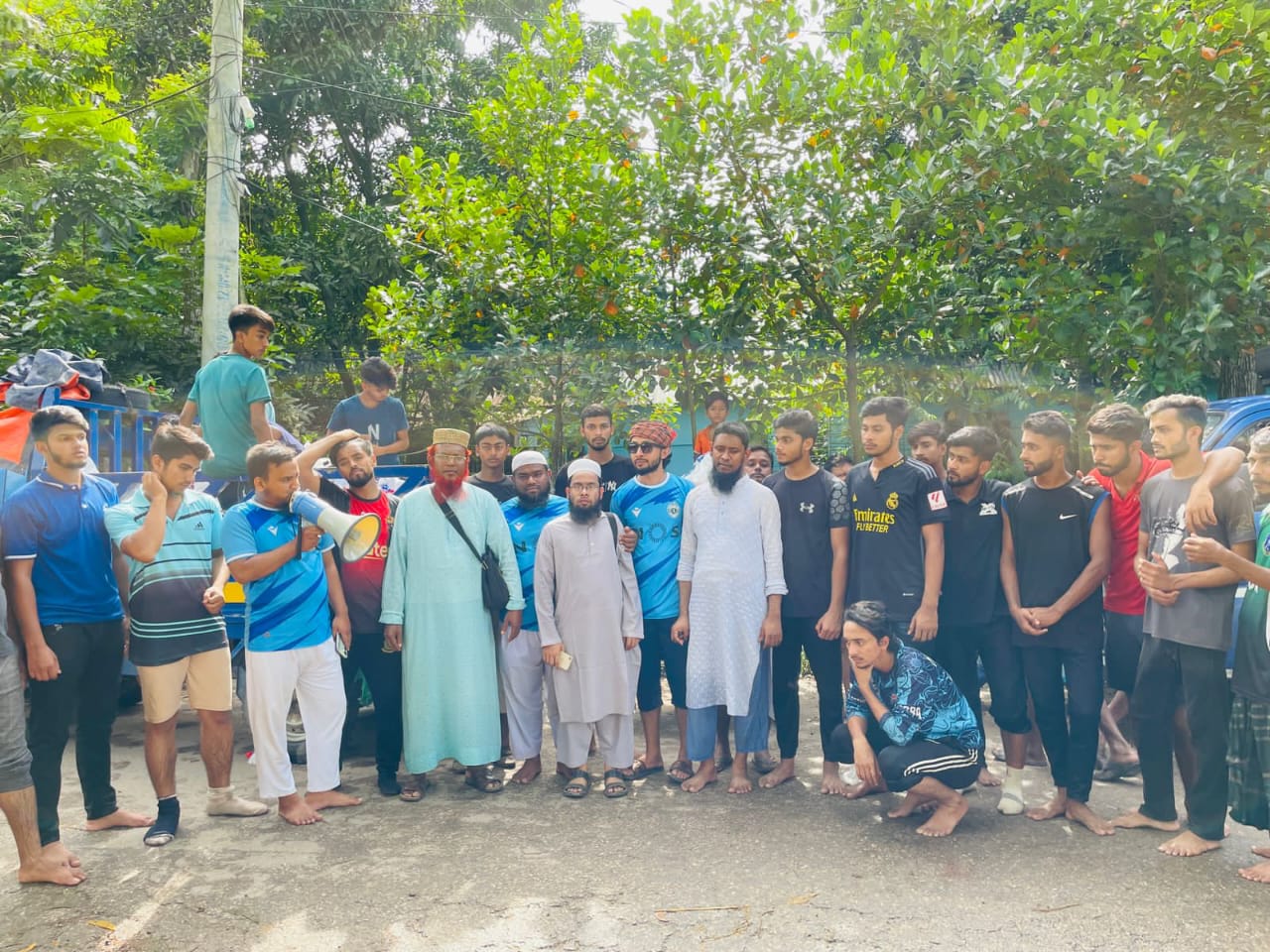 তালতলা যুবকদের উদ্যোগে বন্যা কবলিত বুড়িচং এলাকায় ত্রাণ বিতরণ