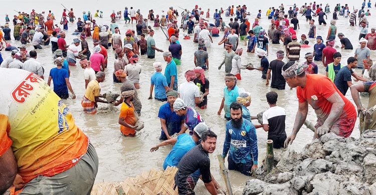 এলাকাবাসীর পাঁচ দিনের চেষ্টায় মেরামত হলো ভেঙে যাওয়া বেড়িবাঁধ