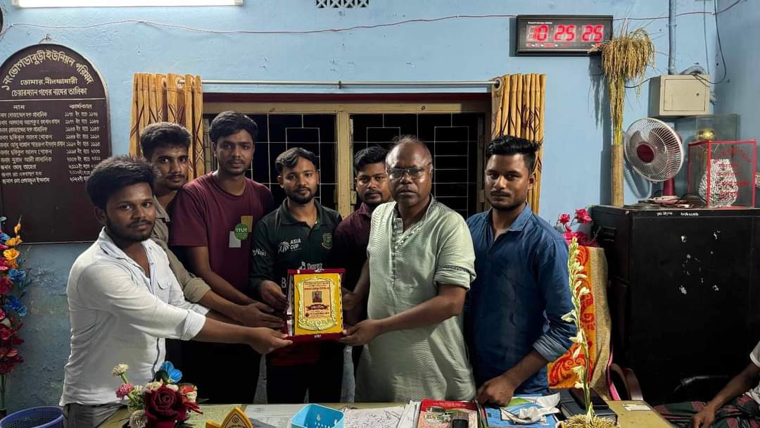 বিইউপিএফের সদস্য সচিবকে সম্মাননা স্মারক প্রদান