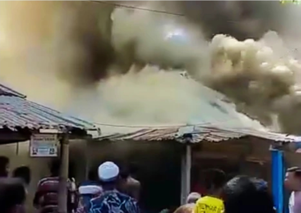 ডোমারের গোমনাতী বাজারে ভয়াবহ অগ্নিকাণ্ড