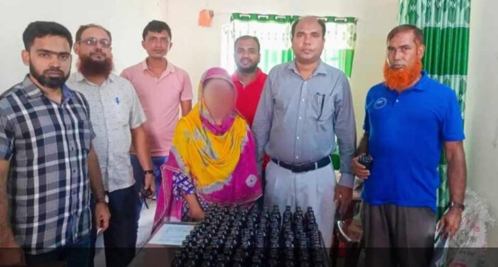 ডোমারের বামুনিয়ায় ফেনসিডিল সহ নারী আটক