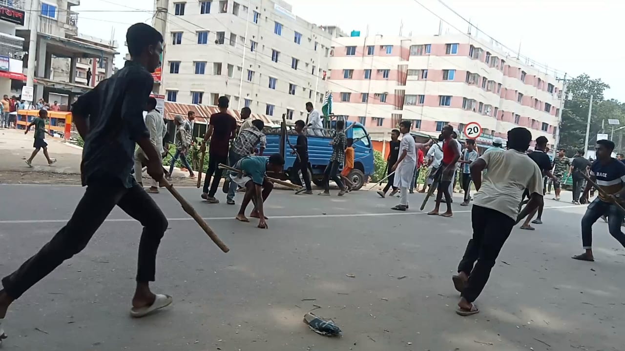 কসবায় ঈদে মিলাদুন্নবী ও সিরাতুুন্নবী সমর্থকদের মধ্যে সংঘর্ষে প্রায় ৫০ জন আহত