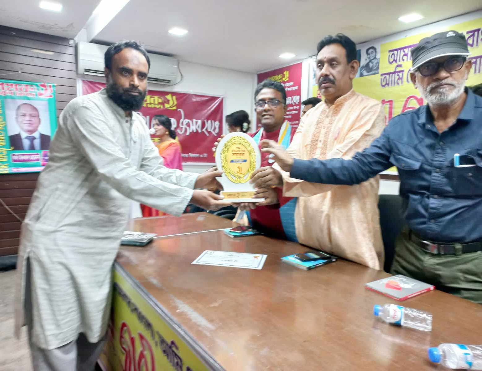 জাতীয় লেখক উৎসবে সন্মাননা পেলেন কবি ও সাংবাদিক মোল্লা মোঃ রানা