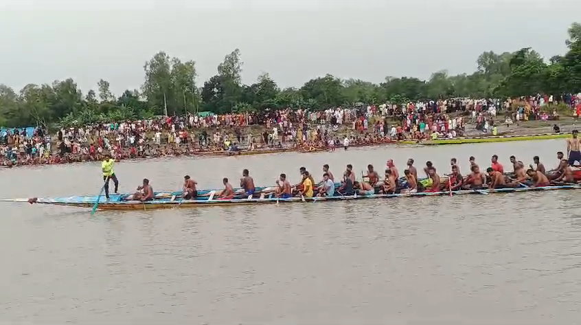 বেলকুচিতে গ্রামবাসীর উদ্যোগে নৌকা বাইচ প্রতিযোগিতা অনুষ্ঠিত,