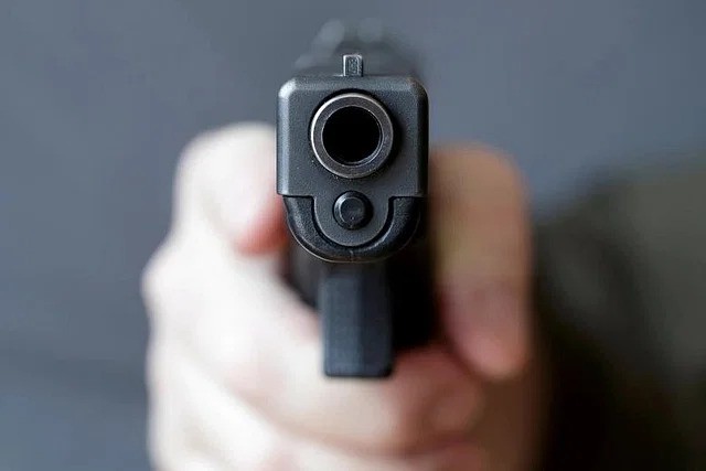 পঙ্গু হাসপাতালের সামনে দুজন গুলিবিদ্ধ, অস্ত্রসহ আটক ১