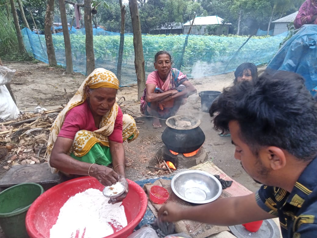 হরিপুরে আগাম পিঠাপুলির আমেজে মেতেছে গ্রামীণ জীবন