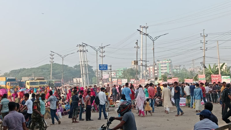 সাভারে বকেয়া বেতনের দাবিতে মহাসড়ক অবরোধ