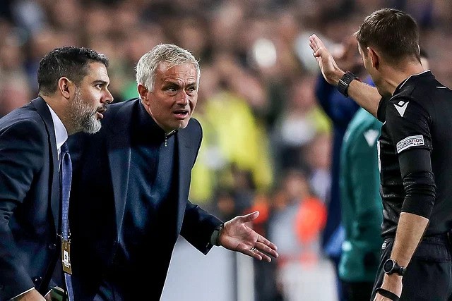 লাল কার্ড দেখার পর রেফারির দৃষ্টিশক্তি নিয়ে ব্যঙ্গ মরিনিওর