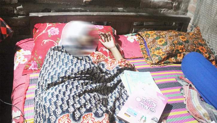 নওগাঁ প্রেমের প্রস্তাবে রাজি না হওয়ায় স্কুল ছাত্রীর মুখে বিষ ঢেলে দেয়ার অভিযোগ