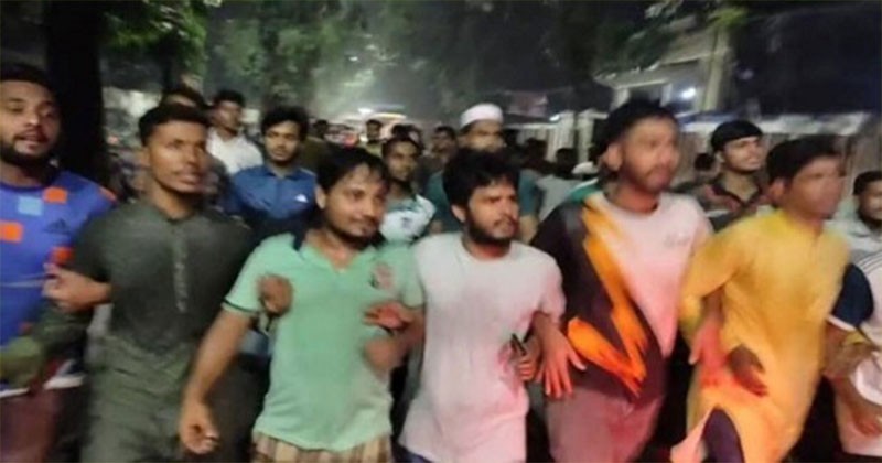 স্বতন্ত্র বিশ্ববিদ্যালয়ের দাবিতে মধ্যরাতে শিক্ষার্থীদের বিক্ষোভ