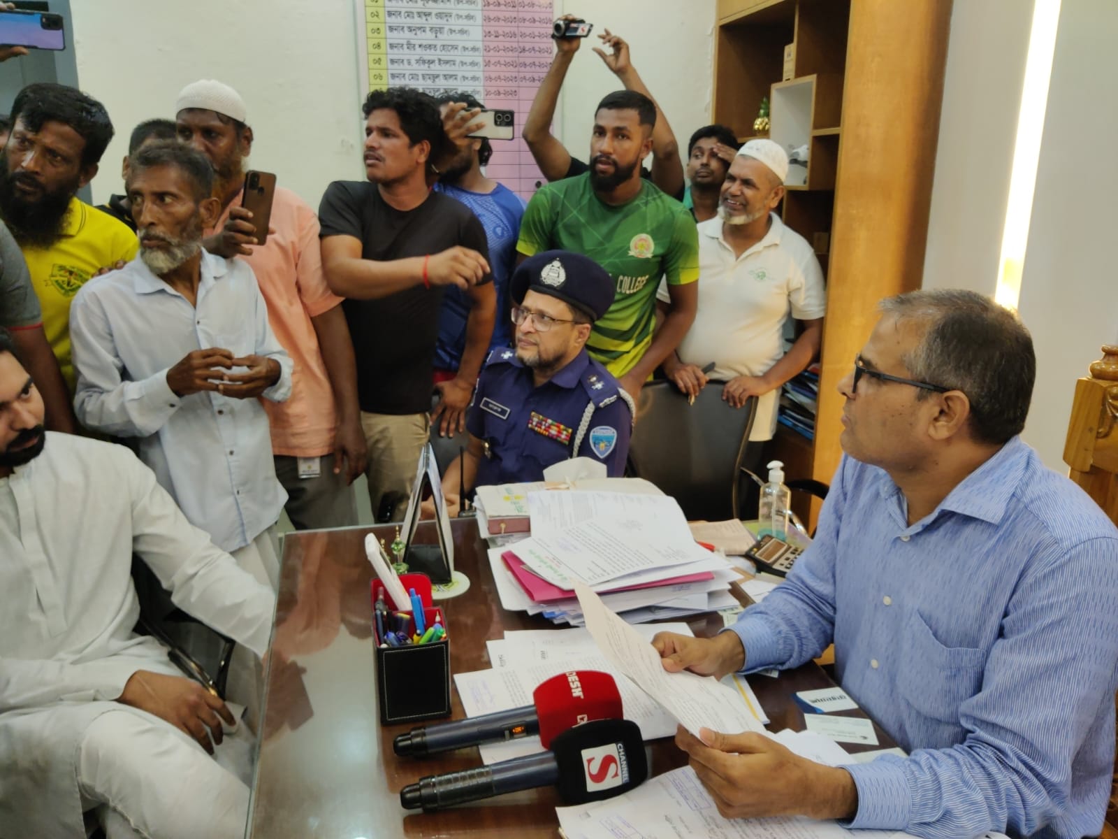 অনিয়ম ও দুর্নীতি অভিযোগ কুসিক নির্বাহী কর্মকর্তাকে অবরুদ্ধ, কক্ষে তালা