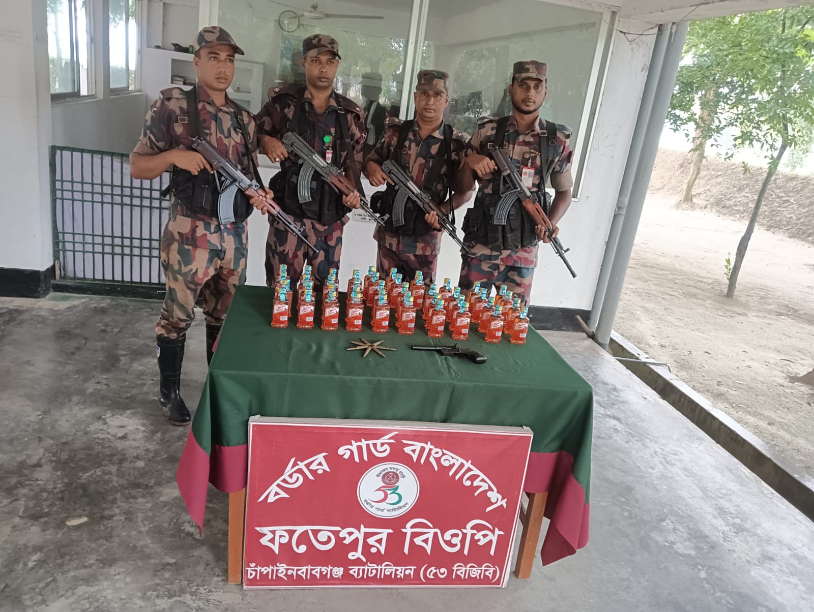 চাঁপাইনবাবগঞ্জ সিমান্তে ৫৩ বিজিবি কর্তৃক ভারতীয় পিস্তল, গুলি ও বিদেশি মদ উদ্ধার 