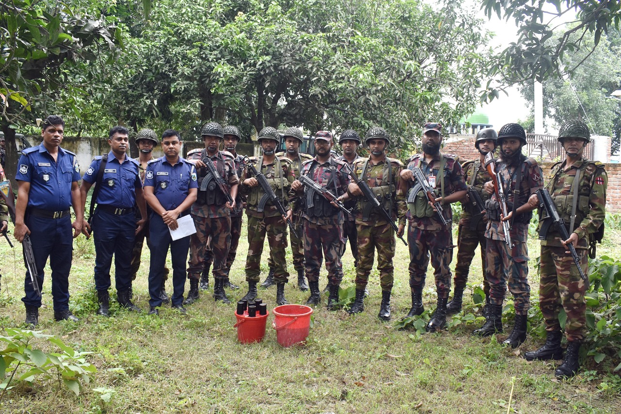 চাঁপাইনবাবগঞ্জে যৌথ বাহিনীর অভিযানে ১৭টি তাজা ককটেল উদ্ধার