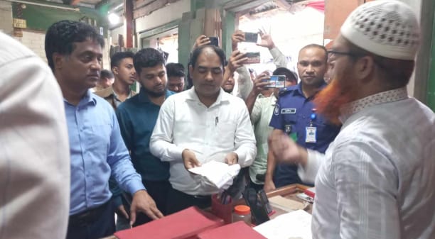 বরগুনা বাজার মনিটরিং কার্যক্রম পরিচালনা করছে জেলা প্রশাসক