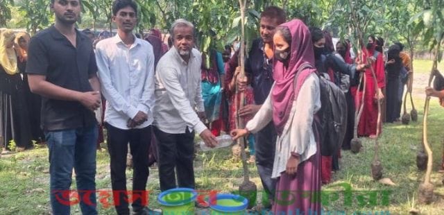 প্লাস্টিকের বিনিময়ে ৫ শতাধিক গাছ পেল সাতক্ষীরার  শিক্ষার্থী