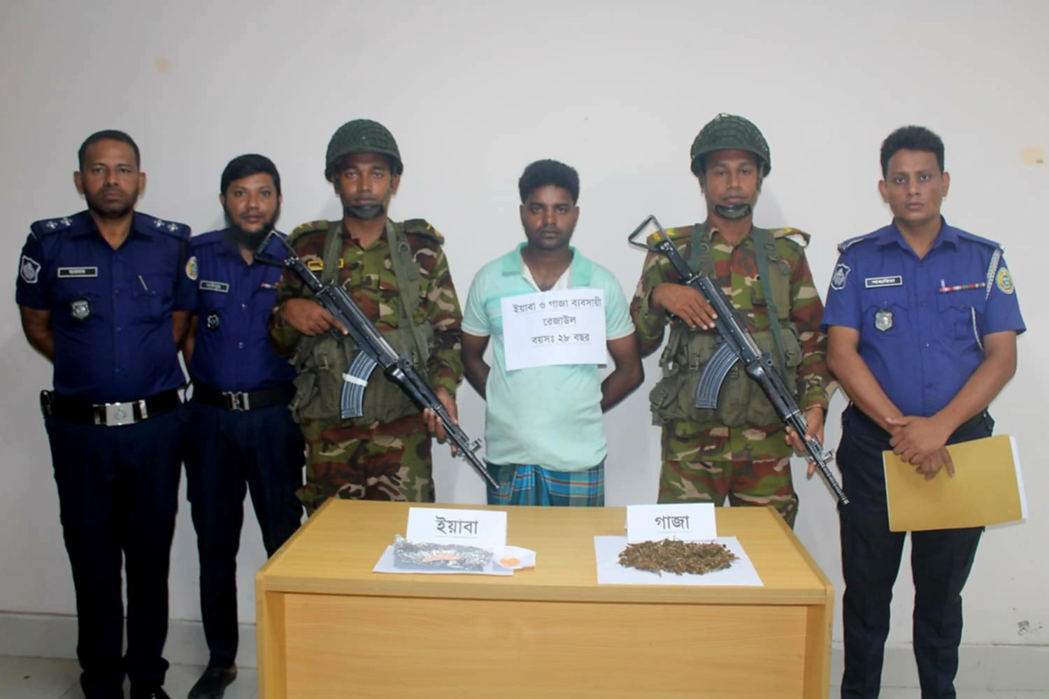 মির্জাগঞ্জে সেনাবাহিনীর অভিযানে ইয়াবা ও গাঁজা উদ্ধার