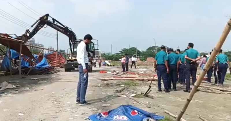 উত্তরায় যৌথ বাহিনীর অভিযানে তিনশ অবৈধ স্থাপনা উচ্ছেদ