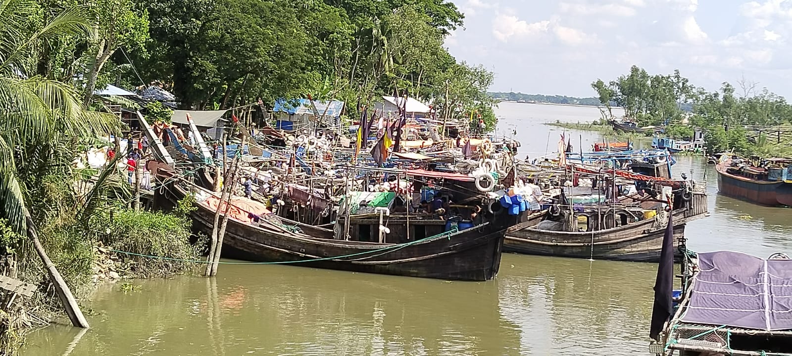 ২২ দিনের অবরোধ শেষে সাগরে ছুটছে জেলেরা