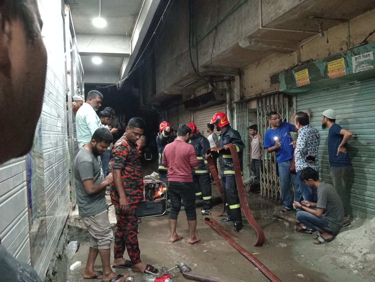 রাজধানী ভাষানটেকে আগুন: ফায়ার সর্ভিসের ২ ইউনিটের প্রচেষ্টায় নিয়ন্ত্রণে