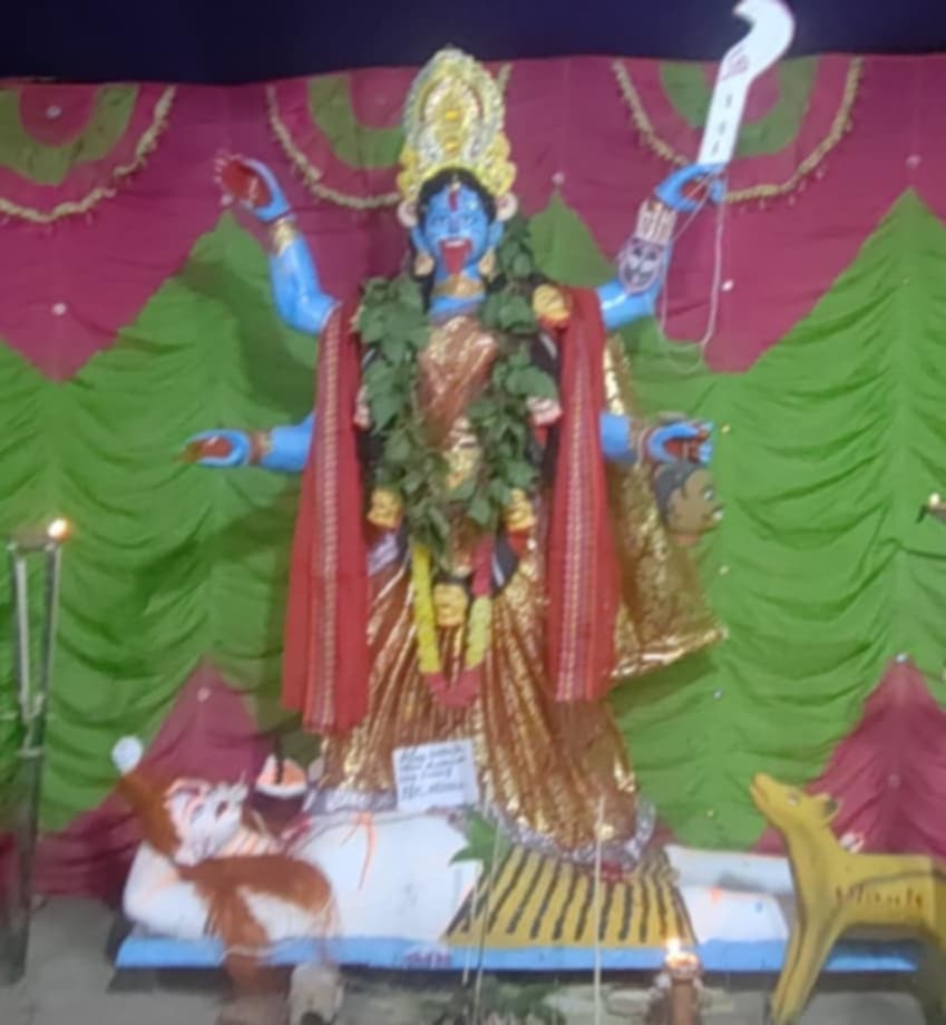 নওগাঁর ১১ টি উপজেলার বিভিন্ন কালী মন্দিরে মন্দিরে সংখ্যালঘু  সনাতন ধর্মাবলম্বীদের দীপাবলি কালী পূজা অনুষ্ঠিত