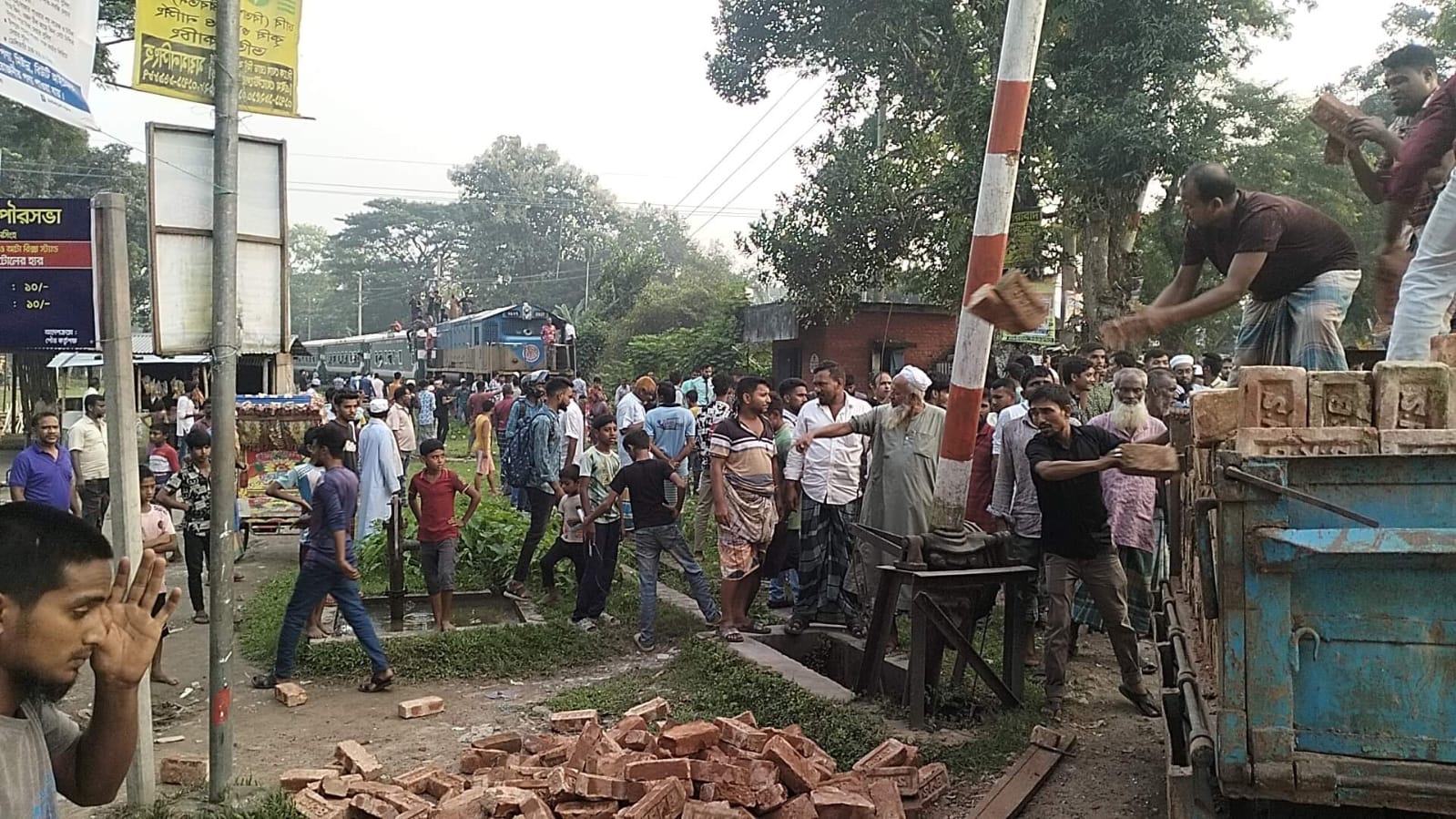 গৌরীপুরে অল্পের জন্য বাঁচালো বিজয় ট্রেন ও ট্রেনের যাত্রীরা!