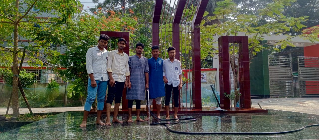 নলছিটি সরকারি ডিগ্রি কলেজের শহীদ মিনার ধুয়ে পরিস্কার করলেন ছাত্রদল