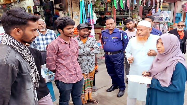 কটিয়াদীতে হেলমেট ও লাইসেন্সবিহীন মোটরসাইকেল চালকদের জরিমানা