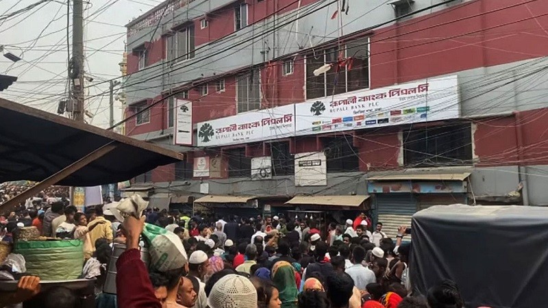 ব্যাংকে ডাকাতির চেষ্টা , জিম্মি করা ডাকাতদের আত্মসমর্পণ