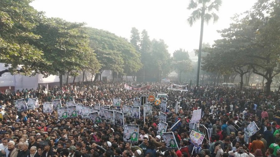 সূর্যসন্তানদের শ্রদ্ধা জানাতে শহীদ বুদ্ধিজীবী স্মৃতিসৌধে মানুষের ঢল