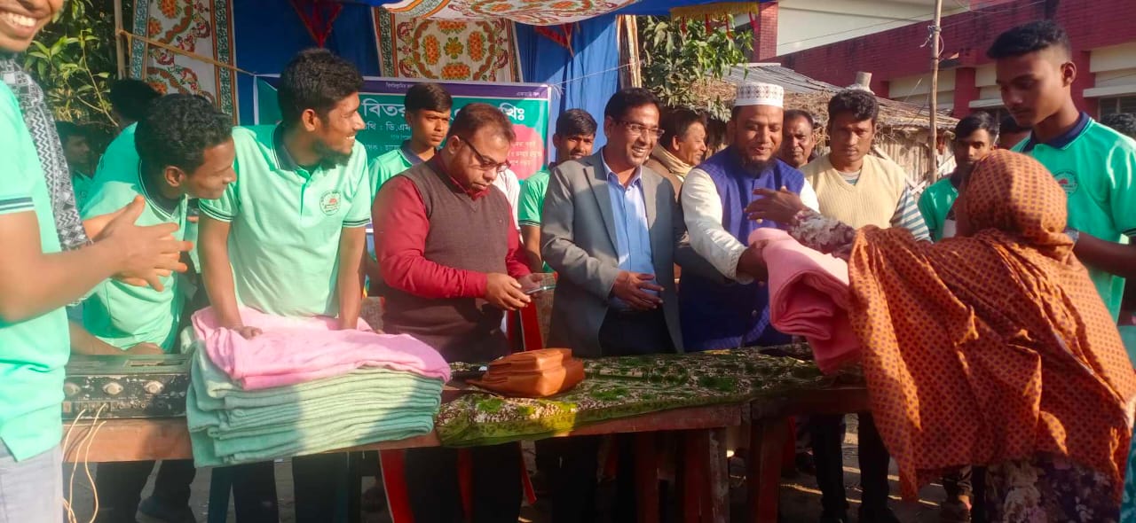 বাগমারায় “উদীয়মান তরুণ সংঘের” উদ্যোগে শীতবস্ত্র বিতরণ