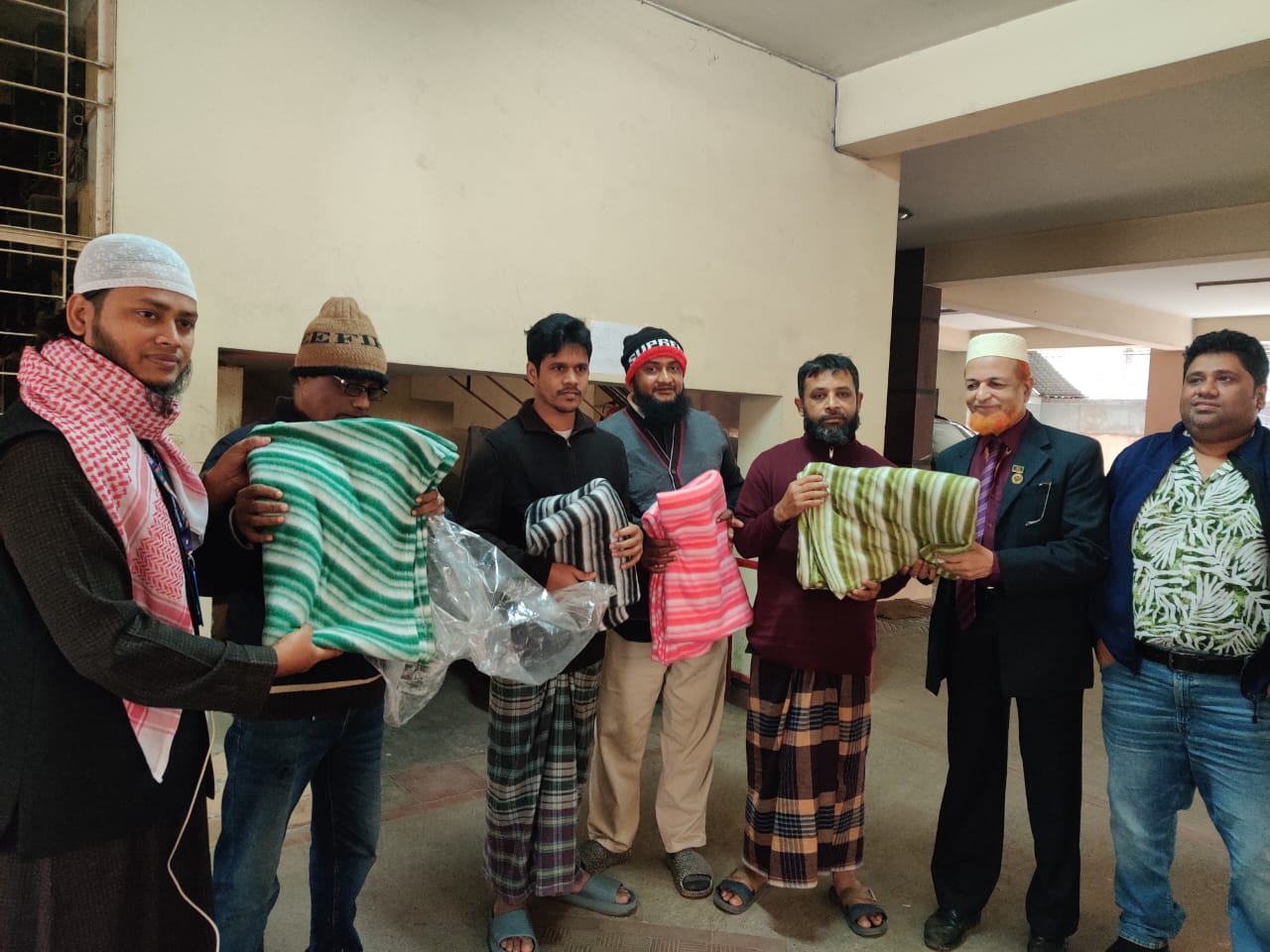 উত্তরায় শীতবস্ত্র বিতরণে ইঞ্জিনিয়ার আবদুল হাই ভূঁইয়ার মানবিক উদ্যোগ