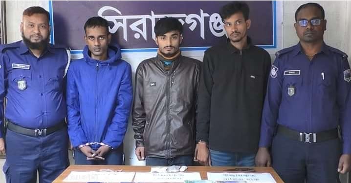 সিরাজগঞ্জে টাকাসহ তিন ছিনতাইকারী আটক
