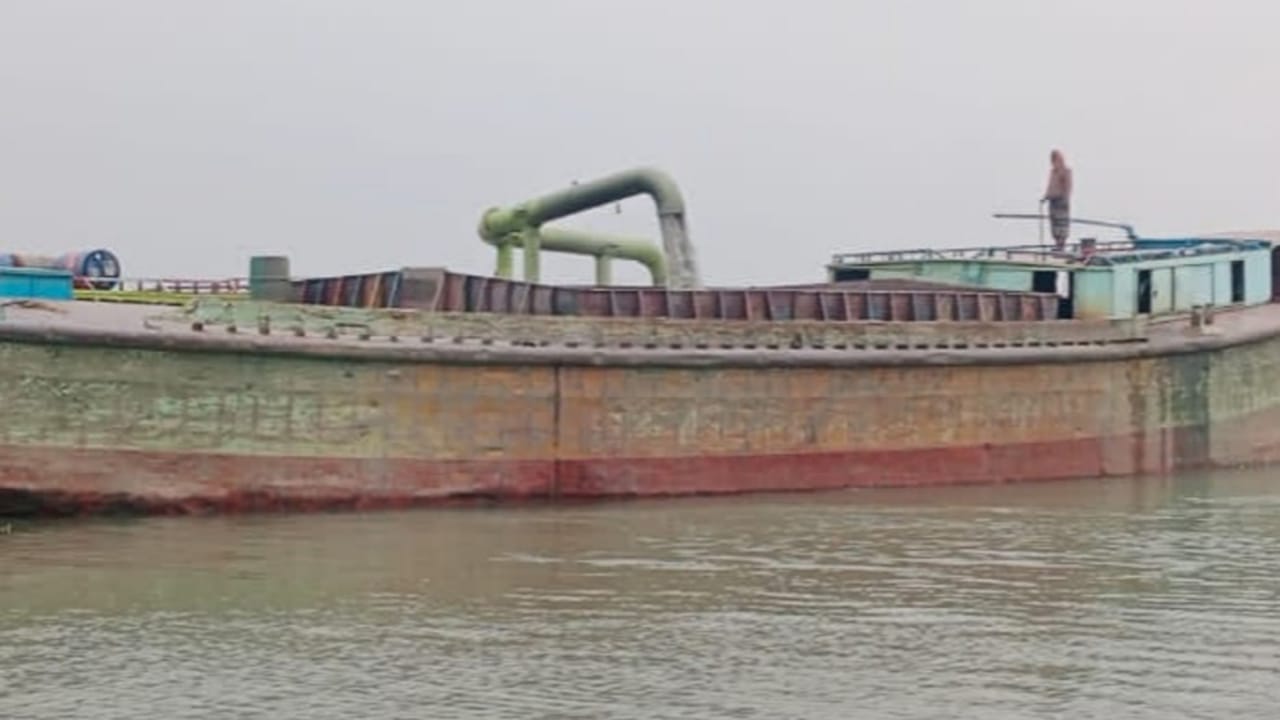 নরসিংদীর রায়পুরায় মেঘনা নদীতে অবৈধভাবে বালু উত্তোলনে দুই গ্রুপের বিরোধে প্রতিনিয়ত চলছে গোলাগুলি