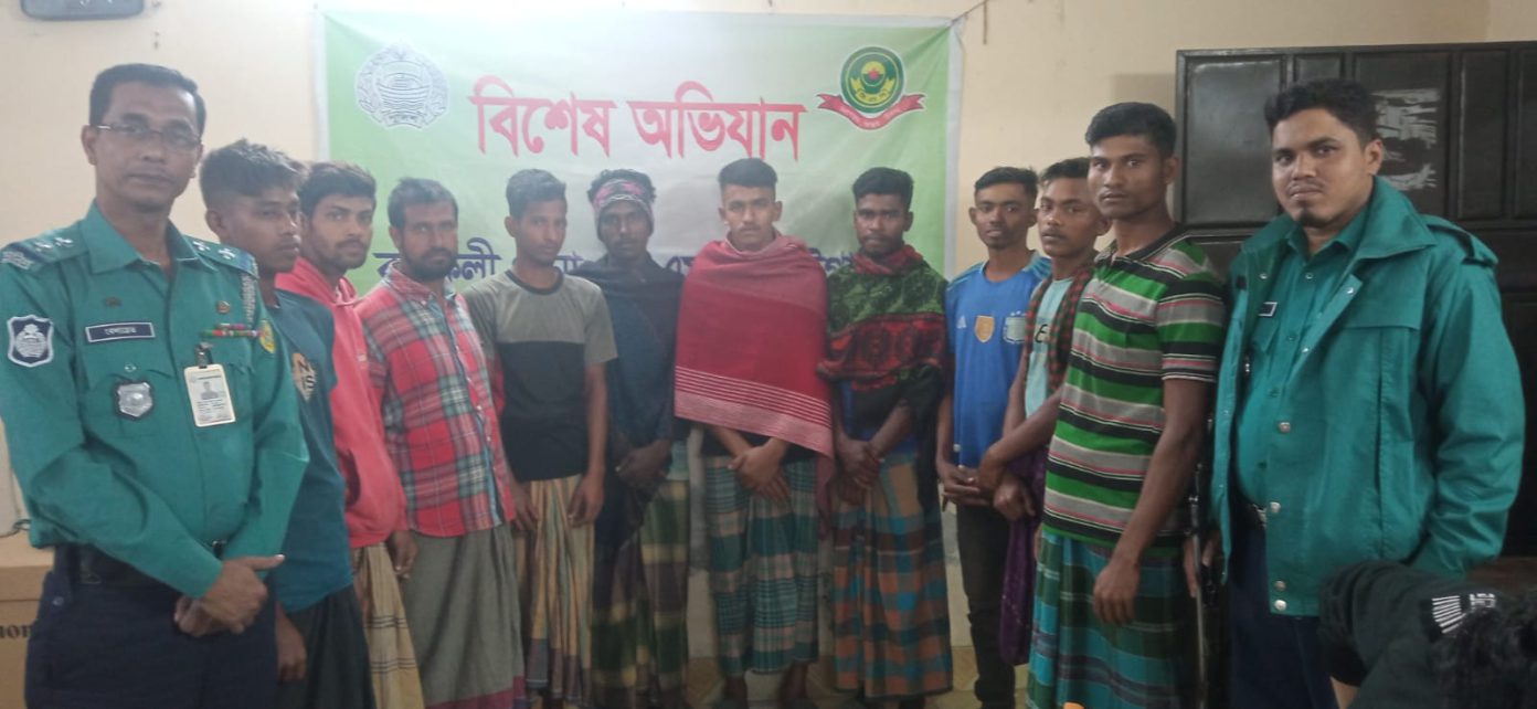 কর্ণফুলীতে জুয়ার আসর থেকে গ্রেপ্তার ১৩