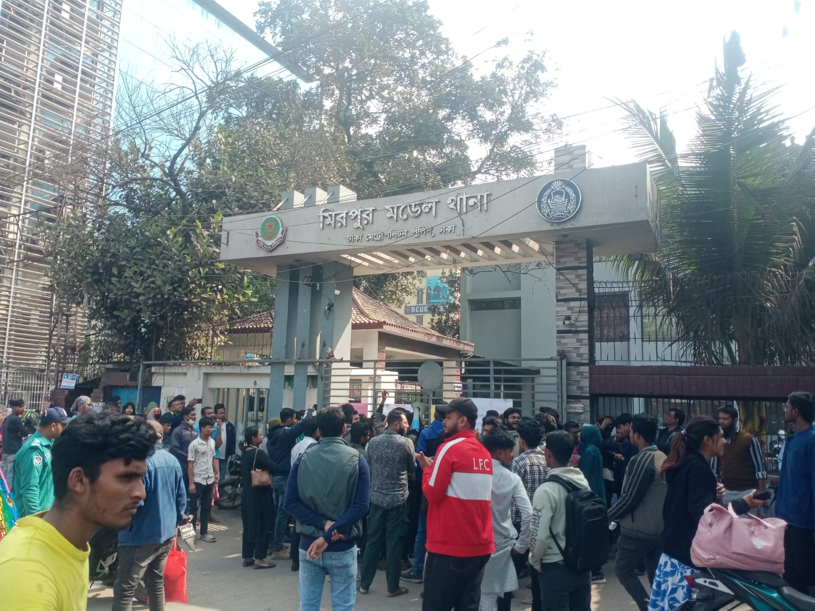 অবৈধভাবে মিরপুর থানার ওসিকে বদলি করায় থানার গেটে বৈষম্য বিরোধী ছাত্র আন্দোলনের নেতা কর্মীদের বিক্ষোভ