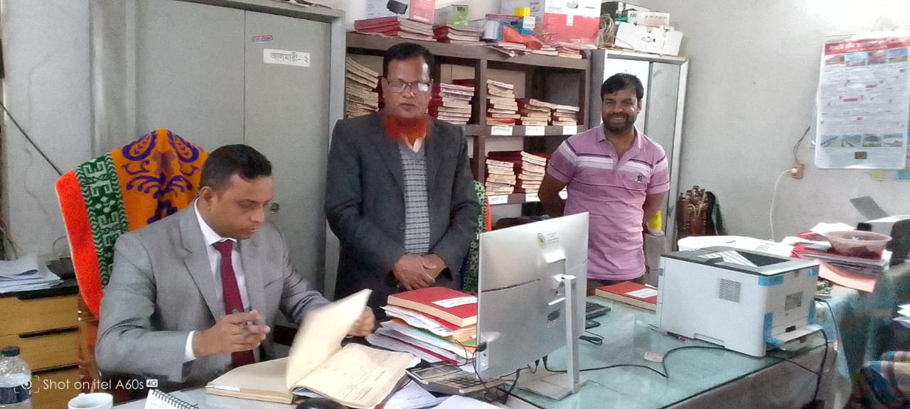 নরসিংদীর শিবপুর উপজেলা পুটিয়া ভূমি অফিস পরিদর্শনে ভুমি কর্মকর্তা