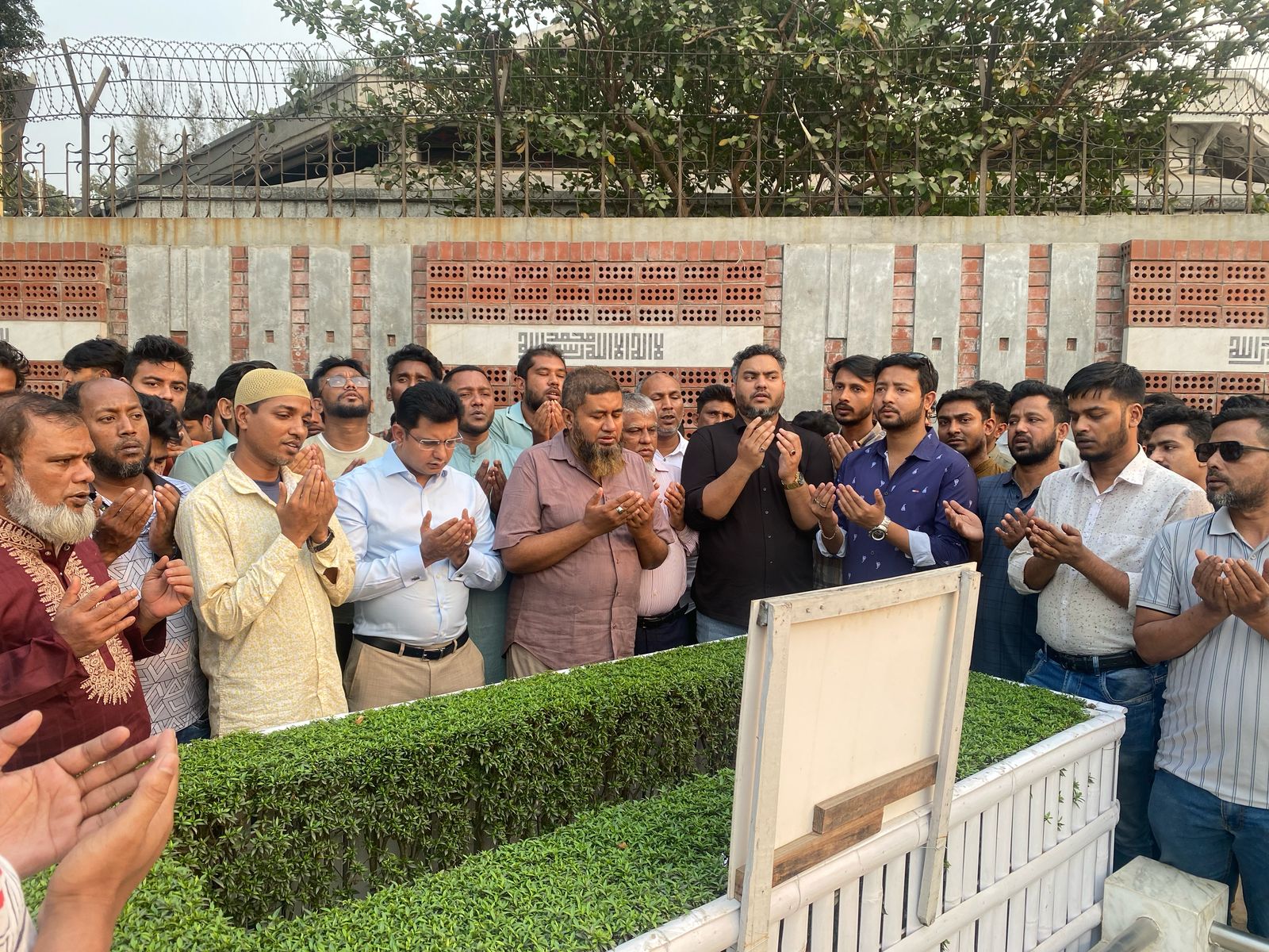 বিএনপির সাবেক ক্রীড়া সম্পাদক, যুক্তরাজ্য এবং আরাফাত রহমান কোকো ট্রাস্টের কোঅর্ডিনেটর সরফরাজ আহমেদ শরফুর নেতৃত্বে আরাফাত রহমান কোকোর কবর জিয়ারত ও ফাতিহা পাঠ